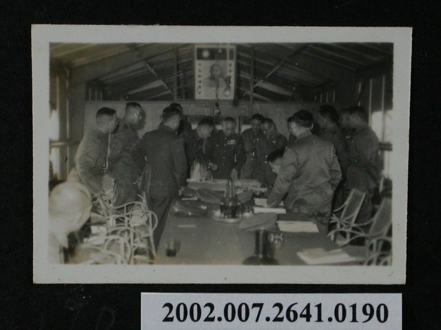 數名軍官圍聚討論 (共1張)