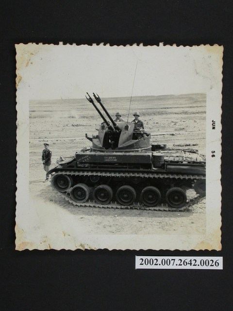 軍用車行駛於砂礫地 (共1張)