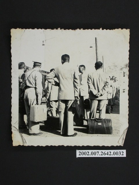 數名男士提著行李 (共1張)