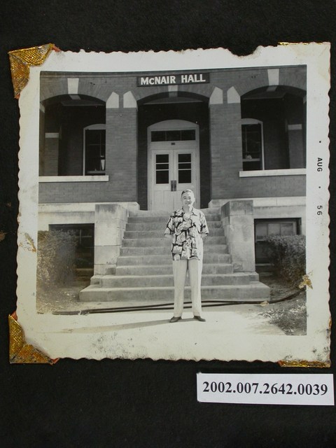 彭指揮官站立於某建築物門口 (共1張)