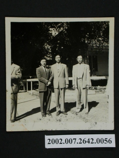三名男士於室外合影 (共1張)