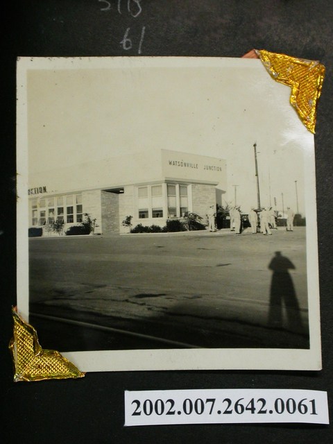 數名軍人站立於一建物旁 (共1張)