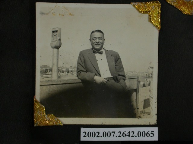 彭指揮官倚靠欄杆獨照 (共1張)