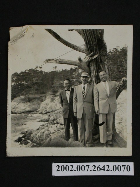 彭指揮官與兩名男士於海岸邊合影 (共1張)