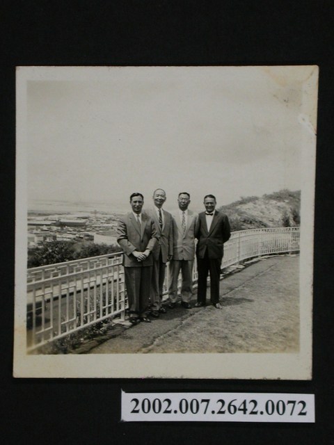 彭指揮官與三名男士於高處平地上合影 (共1張)