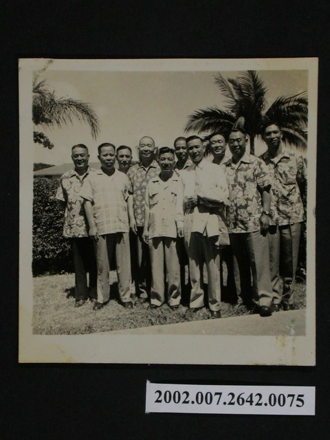 十名男性於草地上合影 (共1張)