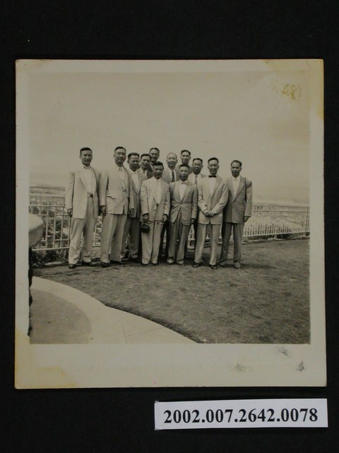 彭指揮官與十一名男士於高處平地上合影 (共1張)