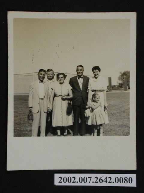 彭指揮官與眾人於室外合影 (共1張)