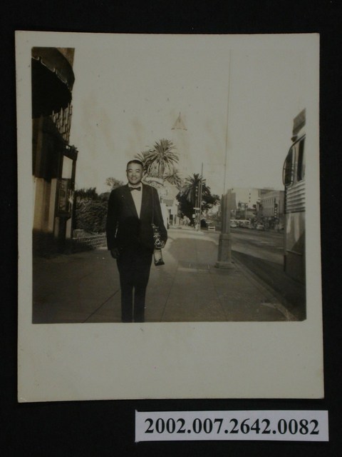 彭指揮官站立於白色建築前 (共1張)