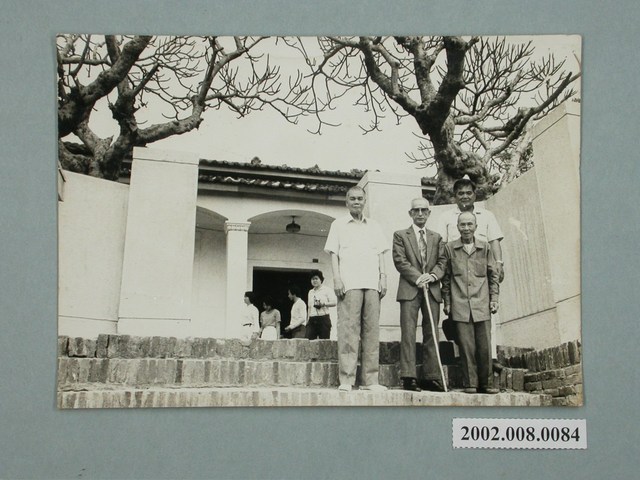 臺南安平古堡內的階梯四人合影 (共2張)