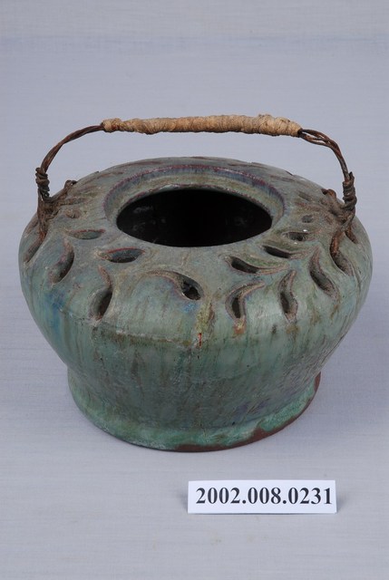 青綠釉鏤空雕花油壺 (共3張)