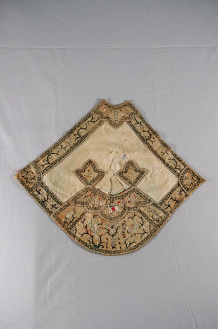 米白綢地彩繡青春富貴紋菱形肚兜 (共7張)