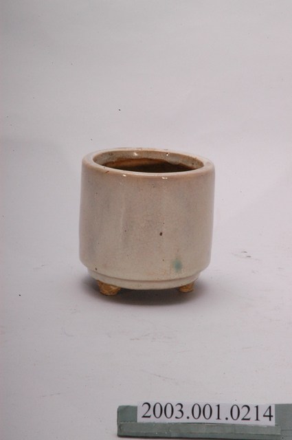 白瓷三足香爐- 藏品資料- 國立臺灣歷史博物館典藏網