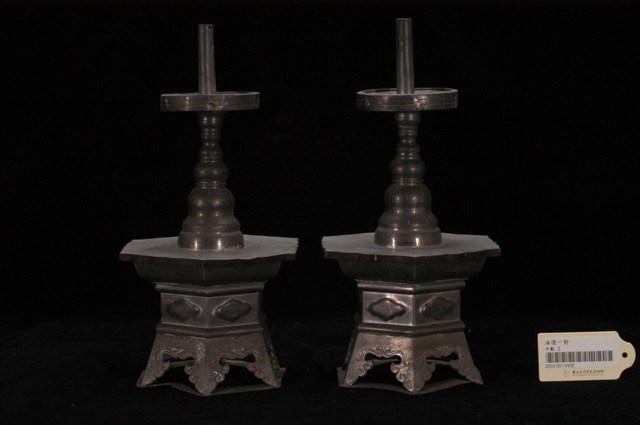 錫製六角菱花口盤立柱式燭臺組 (共2張)