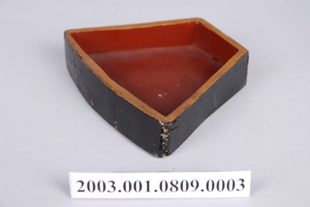 褐漆鳳凰紋糖果分隔盤 (共1張)