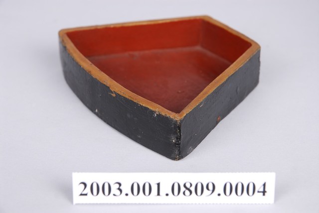 褐漆鳳凰紋糖果分隔盤 (共1張)