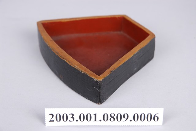 褐漆鳳凰紋糖果分隔盤 (共1張)