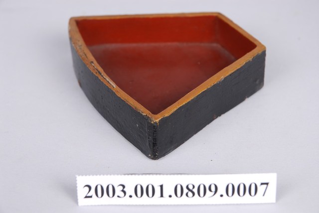 褐漆鳳凰紋糖果分隔盤 (共1張)