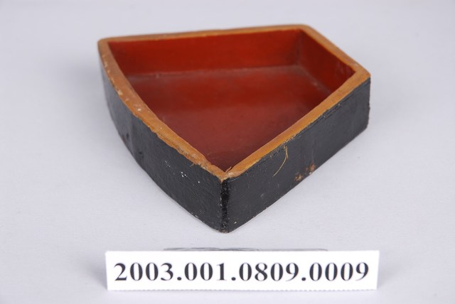 褐漆鳳凰紋糖果分隔盤 (共1張)