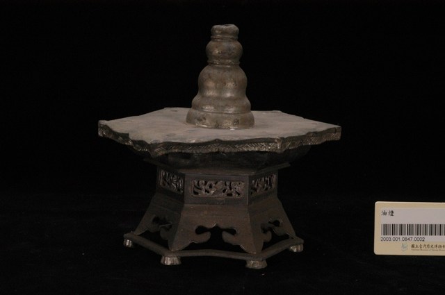 錫製六角菱花口燭臺 (共13張)