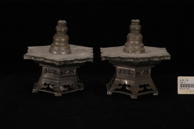 錫製六角菱花口燭臺組 (共2張)