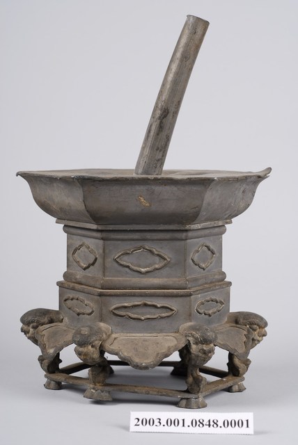 錫製六角虎首足燭臺 (共12張)