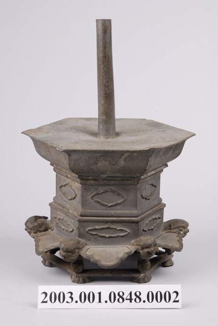 錫製六角虎首足燭臺 (共12張)