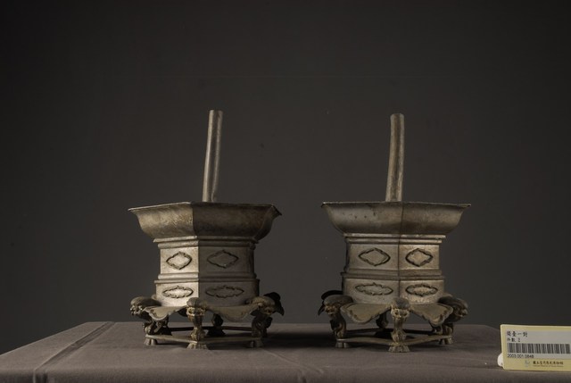 錫製六角虎首足燭臺組 (共2張)