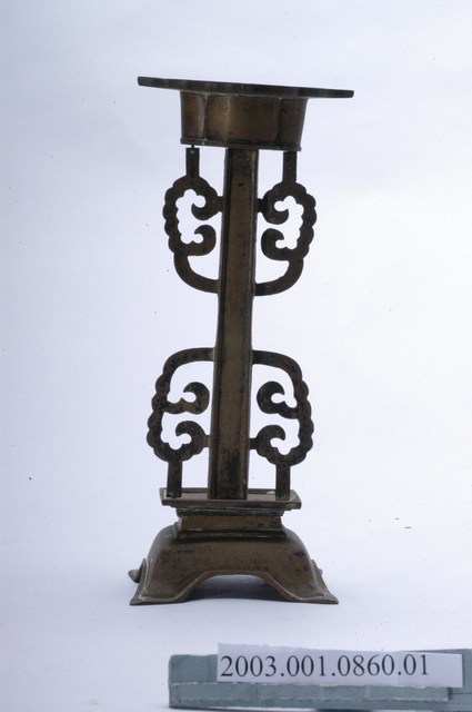 銅製捲雲紋立柱式燭臺 (共12張)