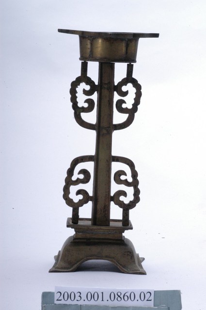 銅製捲雲紋立柱式燭臺 (共12張)