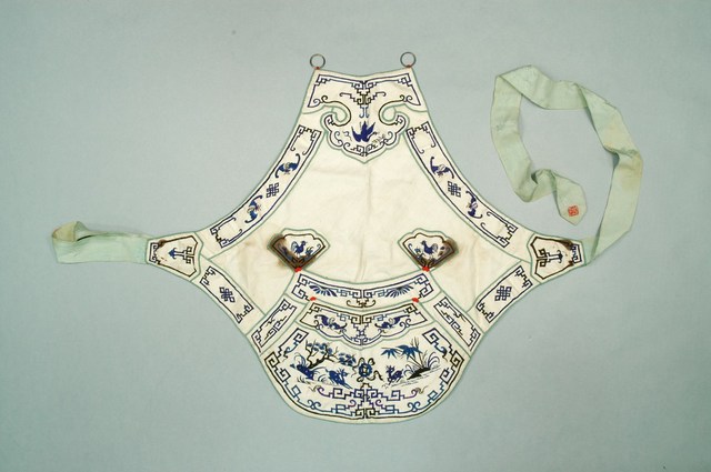 米白地彩繡動物紋下端寬形附綁帶肚兜 (共6張)