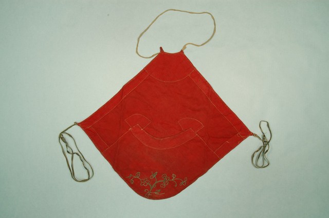 紅地彩繡牡丹紋附綁帶菱形肚兜 (共5張)