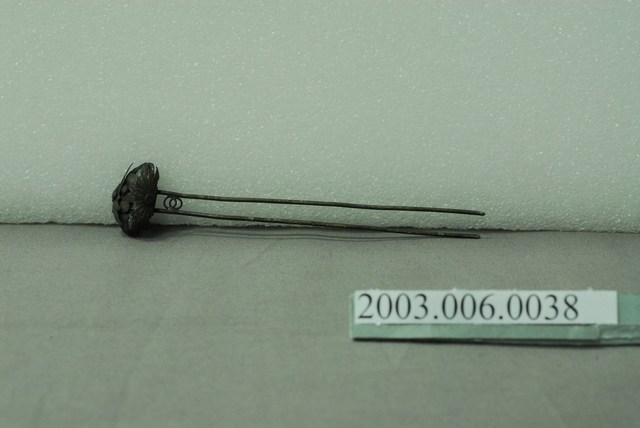 銅鎏金菊花嵌玉石釵 (共7張)