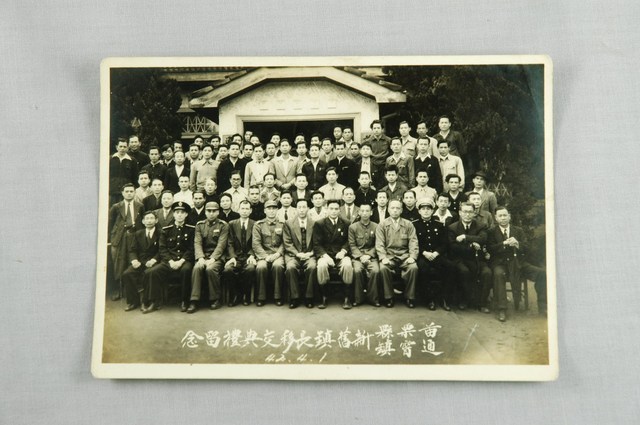 苗栗縣1953年通霄鎮新舊鎮長移交典禮合影留念 (共2張)