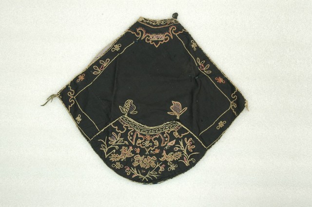 黑地彩繡富貴吉祥紋菱形肚兜 (共6張)