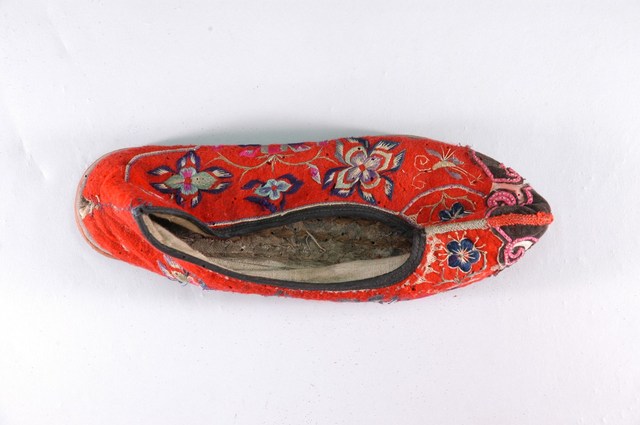 紅地繡花客家女鞋右足 (共2張)