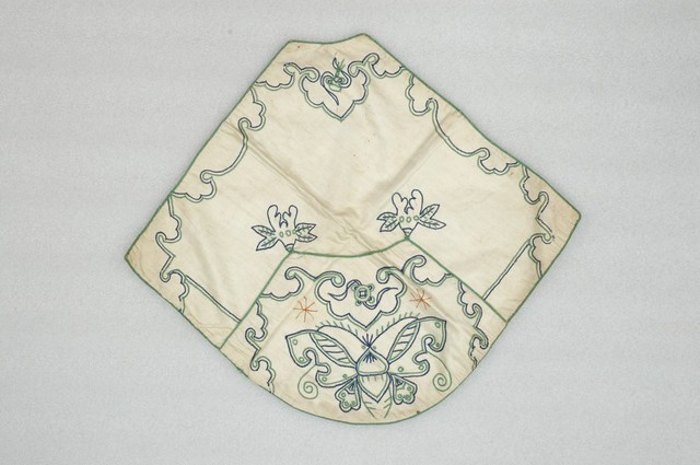 米色地彩繡緞蝴蝶紋菱形肚兜 (共5張)