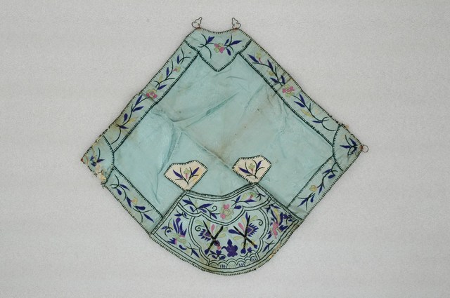 水藍地彩繡犀角紋菱形肚兜 (共6張)