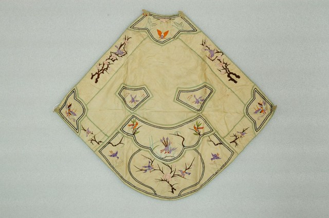 米米白地彩繡喜上梅梢紋菱形肚兜 (共5張)