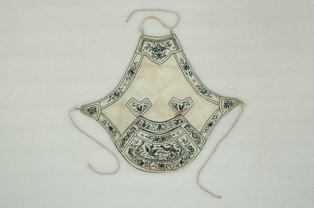 米米白地彩繡龍鳳紋下端寬形附綁帶肚兜 (共7張)