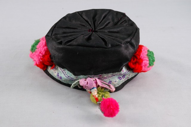 黑綢地毛線彩球纏花碗帽 (共7張)