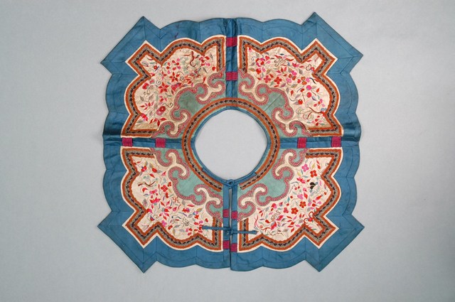 米色緞花卉紋雲肩 (共2張)