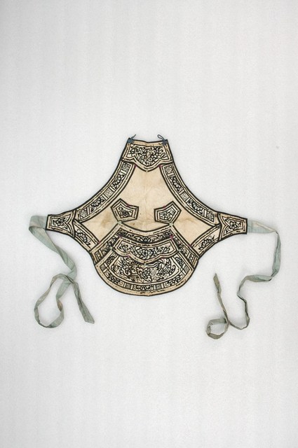 米米白地彩繡富貴吉祥紋下端寬形附綁帶雙口袋肚兜 (共5張)