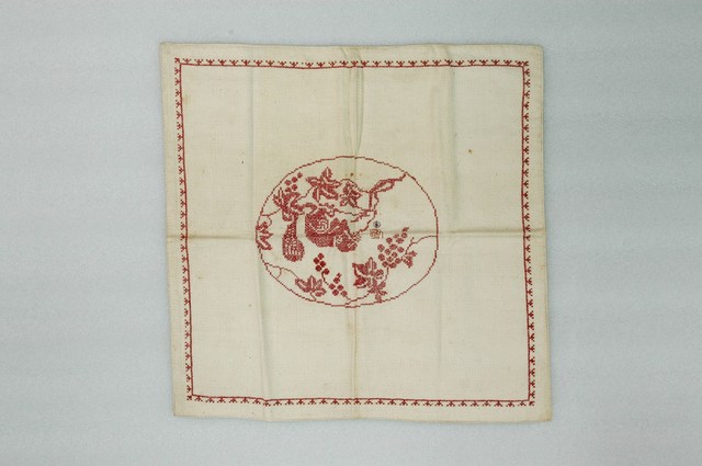 十字繡紅紋松鼠葡萄白方巾 (共6張)