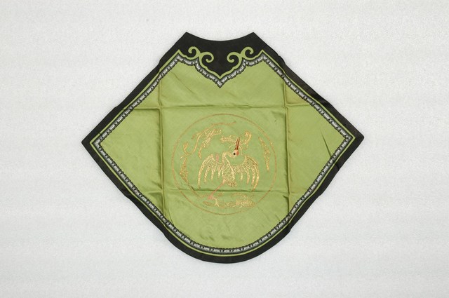 綠綢地盤金綠底鶴紋菱形肚兜 (共5張)