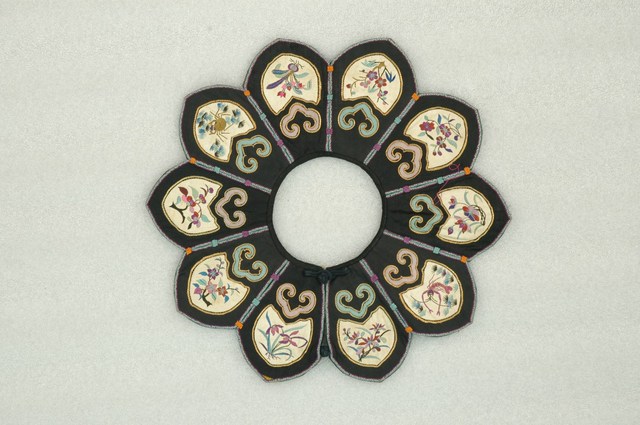 黑緞地柳葉形彩繡花卉圍涎 (共2張)