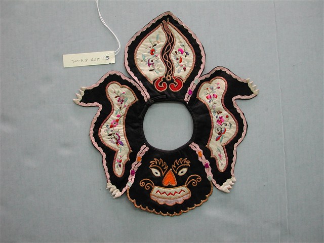 黑緞祥獅彩繡圍涎 (共1張)