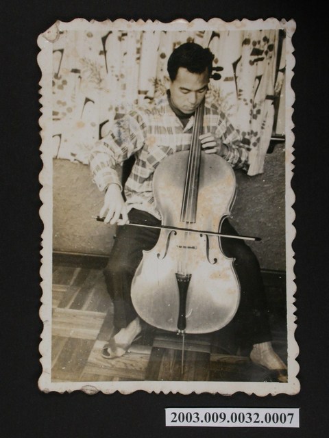 照片:男拉中提琴 (共1張)