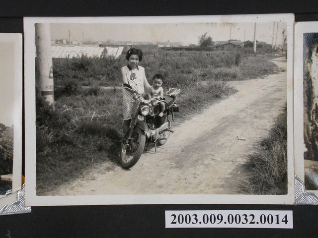 照片:女與小孩機車旁 (共2張)