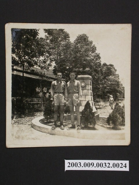 照片:二學生 (共1張)